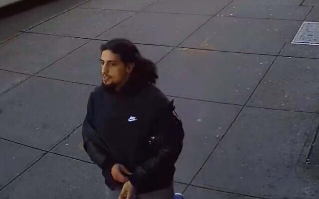 Le suspect d'un crime de haine contre un homme juif à Brooklyn dans des images publiées par le NYPD. (Capture d'écran) Le suspect d'un crime de haine contre un homme juif à Brooklyn dans des images publiées par le NYPD. (Capture d'écran)
