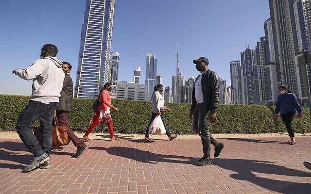 Des employés se rendent au travail à pied le premier vendredi ouvrable dans l'émirat du golfe de Dubaï, le 7 janvier 2022. (Karim Sahib/AFP) Des employés se rendent au travail à pied le premier vendredi ouvrable dans l'émirat du golfe de Dubaï, le 7 janvier 2022. (Karim Sahib/AFP)