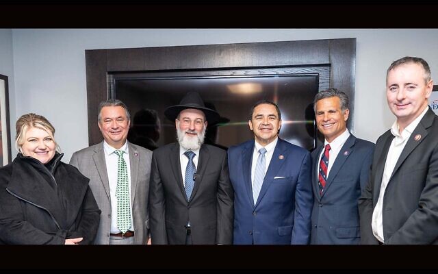 L'inauguration du Congressional Caucus for the Advancement of Torah Values s'est déroulée en présence des représentants suivants : Kat Cammack (Républicain-Floride), Don Bacon (Républicain-Nevada), le rabbin Dovid Hofstedter, Henry Cuellar (Démocrate-Texas), Dan Meuser (Républicain-Pennsylvanie) et Brian Fitzpatrick (Républicain-Pennsylvanie) à Washington, D.C. (Crédit : Sruly Saftlas/CNW Group/Dirshu via JTA). L'inauguration du Congressional Caucus for the Advancement of Torah Values s'est déroulée en présence des représentants suivants : Kat Cammack (Républicain-Floride), Don Bacon (Républicain-Nevada), le rabbin Dovid Hofstedter, Henry Cuellar (Démocrate-Texas), Dan Meuser (Républicain-Pennsylvanie) et Brian Fitzpatrick (Républicain-Pennsylvanie) à Washington, D.C. (Crédit : Sruly Saftlas/CNW Group/Dirshu via JTA).