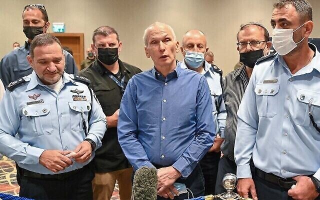 Le chef de la police Kobi Shabtai, à gauche, le ministre de la Sécurité intérieure Omer Barlev, au centre, et le chef de la police du Commandement Nord Shimon Lavie, à droite, lors d'une cérémonie à Nazareth, le 9 novembre 2021. (Crédit: Michael Giladi/Flash90) Le chef de la police Kobi Shabtai, à gauche, le ministre de la Sécurité intérieure Omer Barlev, au centre, et le chef de la police du Commandement Nord Shimon Lavie, à droite, lors d'une cérémonie à Nazareth, le 9 novembre 2021. (Crédit: Michael Giladi/Flash90)