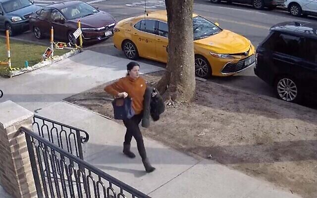 Une femme qui aurait craché sur des enfants juifs à New York, vue sur les images des caméras de sécurité du 14 janvier 2022. (Capture d'écran/NYPD) Une femme qui aurait craché sur des enfants juifs à New York, vue sur les images des caméras de sécurité du 14 janvier 2022. (Capture d'écran/NYPD)