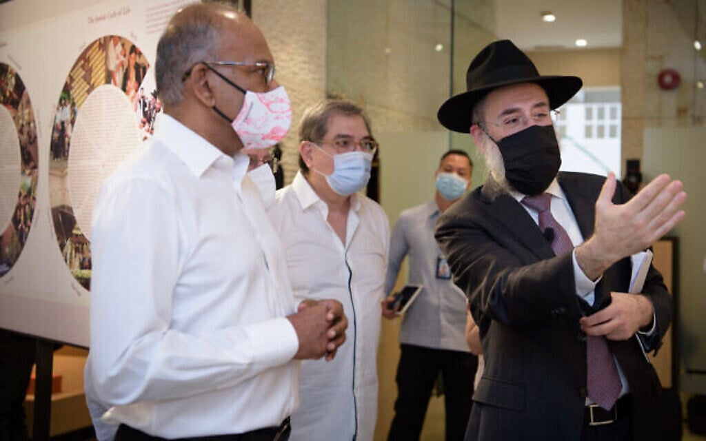 Le ministre de l'Intérieur et de la Justice de Singapour, K. Shanmugam, (à gauche), visitent le musée avec Nash Benjamin, (centre), le président du Jewish Welfare Board de Singapour, et le grand rabbin de Singapour, Mordechai Abergel. (Crédit : Jewish Welfare Board of Singapre/ via JTA)