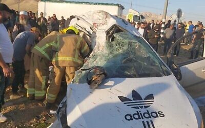La scène d'un accident de la circulation mortel près de l'implantation de Petza'el en Cisjordanie, le 6 janvier 2022. (Crédit : Services d'incendie et de secours israéliens)