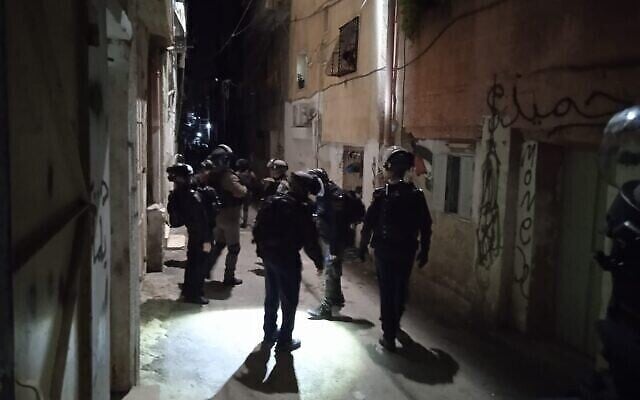 Des policiers recueillent des preuves dans le camp de réfugiés de Shuafat à Jérusalem-Est, après un meurtre présumé, le 13 janvier 2022. (Police israélienne) Des policiers recueillent des preuves dans le camp de réfugiés de Shuafat à Jérusalem-Est, après un meurtre présumé, le 13 janvier 2022. (Police israélienne)