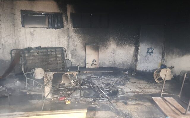 Le bâtiment de la synagogue endommagé du belvédère de Ziv, près de l'implantation de Maale Hever, en Cisjordanie, et du village palestinien de Birin, le 15 janvier 2022. (Crédit : Sapeurs-pompiers) Le bâtiment de la synagogue endommagé du belvédère de Ziv, près de l'implantation de Maale Hever, en Cisjordanie, et du village palestinien de Birin, le 15 janvier 2022. (Crédit : Sapeurs-pompiers)
