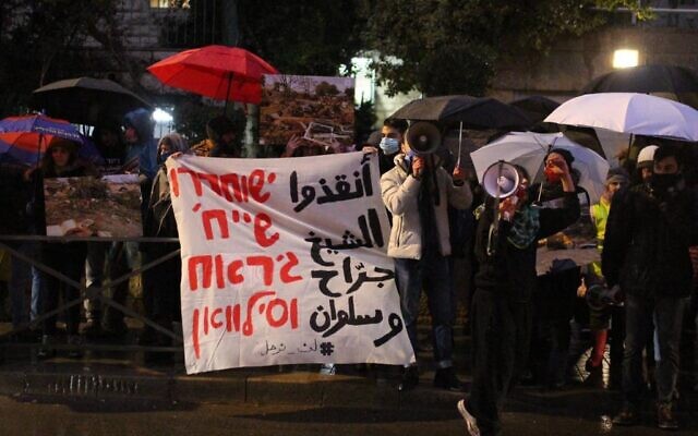 Des activistes de gauche protestent devant le domicile du maire de Jérusalem Moshe Lion, le 19 janvier 2022, contre les expulsions à Sheikh Jarrah plus tôt dans la journée. (Crédit : Yahel Gazit) Des activistes de gauche protestent devant le domicile du maire de Jérusalem Moshe Lion, le 19 janvier 2022, contre les expulsions à Sheikh Jarrah plus tôt dans la journée. (Crédit : Yahel Gazit)