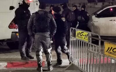 La police expulse une famille palestinienne à Sheikh Jarrah aux premières heures du matin, le mercredi 19 janvier 2022. (Autorisation)
