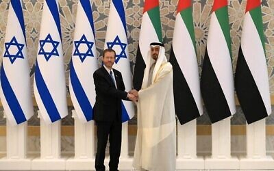 Le président Isaac Herzog rencontre le prince héritier d'Abu Dhabi, le cheikh Mohammed bin Zayed Al Nahyan, à Abu Dhabi, le 30 janvier 2022. (Crédit : Amos Ben-Gershom/GPO)