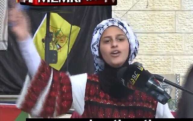 Une fillette palestinienne récite un poème en l'honneur de l'anniversaire de la fondation du Fatah dans une école primaire de Jénine, en Cisjordanie, le 28 décembre 2021. (Capture d'écran/MEMRI TV) Une fillette palestinienne récite un poème en l'honneur de l'anniversaire de la fondation du Fatah dans une école primaire de Jénine, en Cisjordanie, le 28 décembre 2021. (Capture d'écran/MEMRI TV)