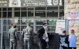 Des juifs assistent aux événements commémorant la mort de Baba Sali sur sa tombe à Netivot au milieu d'une forte présence policière le 5 janvier 2022. (Flash90)