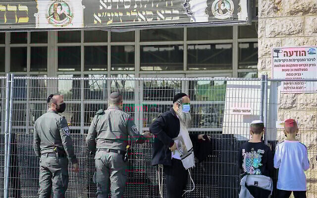 Des juifs assistent aux événements commémorant la mort de Baba Sali sur sa tombe à Netivot au milieu d'une forte présence policière le 5 janvier 2022. (Flash90) Des juifs assistent aux événements commémorant la mort de Baba Sali sur sa tombe à Netivot au milieu d'une forte présence policière le 5 janvier 2022. (Flash90)