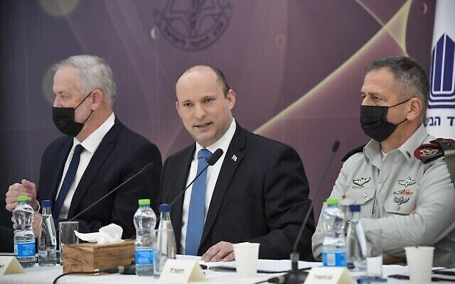 Le Premier ministre Naftali Bennett (C), le ministre de la Défense Benny Gantz (G) et le chef d'état-major Aviv Kohavi assistent à une réunion du Forum de l'état-major des FDI sur la base militaire de Kirya à Tel Aviv, le 20 janvier 2022. (Kobi Gideon/GPO) Le Premier ministre Naftali Bennett (C), le ministre de la Défense Benny Gantz (G) et le chef d'état-major Aviv Kohavi assistent à une réunion du Forum de l'état-major des FDI sur la base militaire de Kirya à Tel Aviv, le 20 janvier 2022. (Kobi Gideon/GPO)