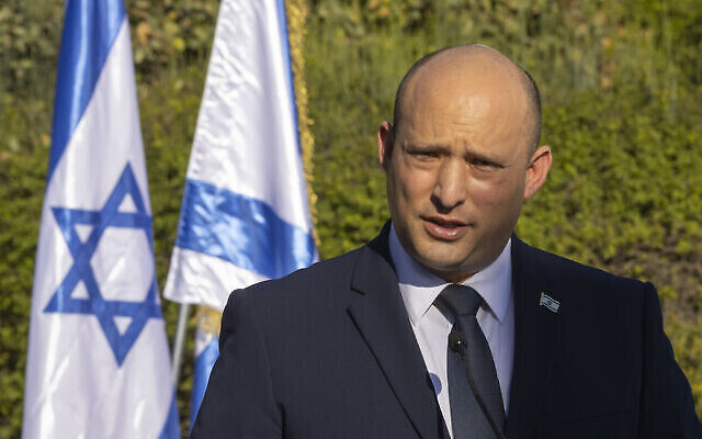 Le Premier ministre Naftali Bennett au mémorial de l'Holocauste de Yad Vashem à Jérusalem, le 10 octobre 2021. (Olivier Fitoussi/Flash90) Le Premier ministre Naftali Bennett au mémorial de l'Holocauste de Yad Vashem à Jérusalem, le 10 octobre 2021. (Olivier Fitoussi/Flash90)