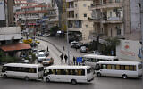 Des bus bloquent une route lors d'une grève générale des transports publics et des syndicats pour protester contre la détérioration des conditions économiques et financières du Liban, dans la capitale Beyrouth, le 13 janvier 2022. (Crédit : AP Photo/Hussein Malla)