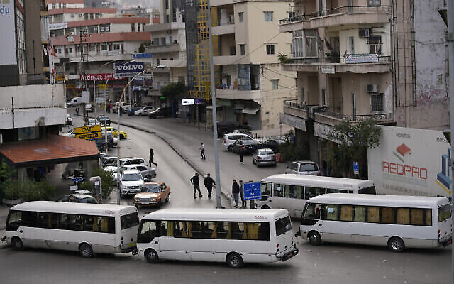 Des bus bloquent une route lors d'une grève générale des transports publics et des syndicats pour protester contre la détérioration des conditions économiques et financières du Liban, dans la capitale Beyrouth, le 13 janvier 2022. (Crédit : AP Photo/Hussein Malla) Des bus bloquent une route lors d'une grève générale des transports publics et des syndicats pour protester contre la détérioration des conditions économiques et financières du Liban, dans la capitale Beyrouth, le 13 janvier 2022. (Crédit : AP Photo/Hussein Malla)