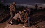 Des manifestants bédouins et les forces israéliennes s'affrontent lors d'une manifestation dans le village de Sawe al-Atrash, dans le sud d'Israël, dans le désert du Néguev, contre un projet de forestation du Fonds national juif (JNF), le 13 janvier 2022. (Menahem KAHANA / AFP)