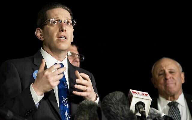 Le rabbin Charlie Cytron-Walker s'adresse aux journalistes à l'extérieur de l'église méthodiste unie de Whites Chapel après un service spécial, le 17 janvier 2022, à Southlake, au Texas. (Emil Lippe/Getty Images/AFP)