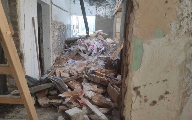Un chantier de Tel Aviv où un plafond s'est effondré, le 25 janvier 2022. (Crédit : Magen David Adom) Un chantier de Tel Aviv où un plafond s'est effondré, le 25 janvier 2022. (Crédit : Magen David Adom)