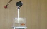 Un poisson rouge se déplace dans un véhicule spécialement créé à cet effet. (Capture d'écran : Twitter/Ben-Gurion University of the Negev)