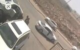 Une vidéo montre un haut-responsable de la police, Jamal Hakrush, quitter la scène d'un crime dans sa voiture tandis que le blessé, dans cette attaque, est embarqué dans un véhicule voisin. (Capture d'écran/Haaretz)
