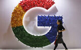 Une femme passe devant le logo de Google à l'Exposition internationale d'importation de Chine à Shanghai, le lundi 5 novembre 2018. (AP/Ng Han Guan, File)