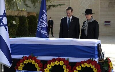 Le président Isaac Herzog et son épouse Michal assistent aux funérailles de sa mère Aura Herzog au cimetière national du Mont Herzl à Jérusalem, le 12 janvier 2022. (Amos Ben Gershom/GPO)