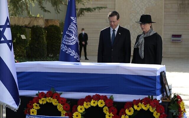 Le président Isaac Herzog et son épouse Michal assistent aux funérailles de sa mère Aura Herzog au cimetière national du Mont Herzl à Jérusalem, le 12 janvier 2022. (Amos Ben Gershom/GPO) Le président Isaac Herzog et son épouse Michal assistent aux funérailles de sa mère Aura Herzog au cimetière national du Mont Herzl à Jérusalem, le 12 janvier 2022. (Amos Ben Gershom/GPO)