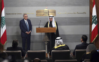 Le ministre koweïtien des Affaires étrangères, Cheikh Ahmad Nasser al-Mohammad al-Sabah (à droite), s'exprime lors d'une conférence de presse conjointe avec son homologue libanais Abdallah Bouhabib, à Beyrouth, au Liban, le 22 janvier 2022. (AP Photo/Bilal Hussein)