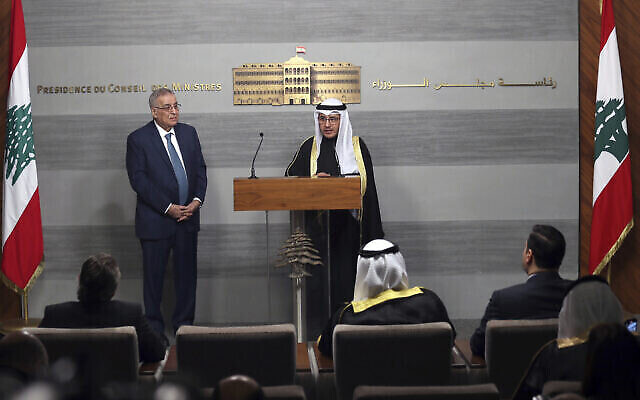 Le ministre koweïtien des Affaires étrangères, Cheikh Ahmad Nasser al-Mohammad al-Sabah (à droite), s'exprime lors d'une conférence de presse conjointe avec son homologue libanais Abdallah Bouhabib, à Beyrouth, au Liban, le 22 janvier 2022. (AP Photo/Bilal Hussein) Le ministre koweïtien des Affaires étrangères, Cheikh Ahmad Nasser al-Mohammad al-Sabah (à droite), s'exprime lors d'une conférence de presse conjointe avec son homologue libanais Abdallah Bouhabib, à Beyrouth, au Liban, le 22 janvier 2022. (AP Photo/Bilal Hussein)