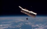 Le télescope Hubble vu de la navette Discovery, février 1997. (NASA/Domaine public)