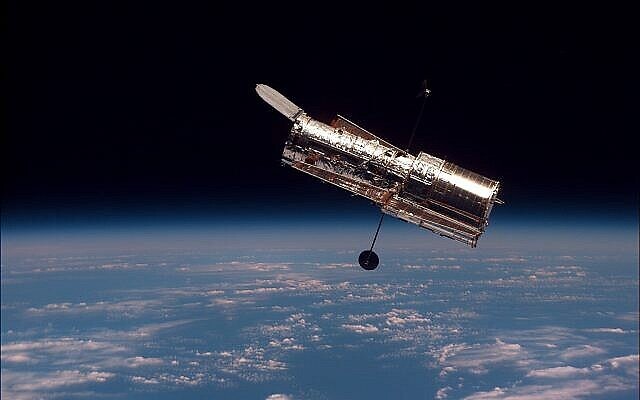 Le télescope Hubble vu de la navette Discovery, février 1997. (NASA/Domaine public)