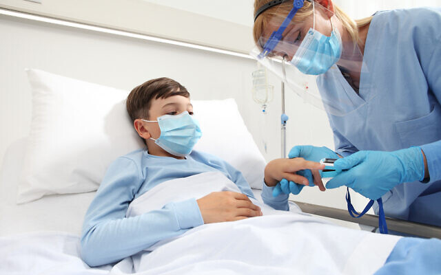 Photo d'illustration : Une infirmière avec un enfant atteint par la COVID-19. (Crédit : Visivasnc via iStock by Getty Images) Photo d'illustration : Une infirmière avec un enfant atteint par la COVID-19. (Crédit : Visivasnc via iStock by Getty Images)