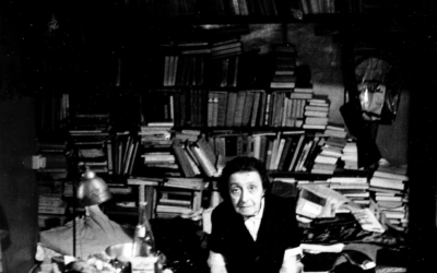Olga Kagan-Katunal dans les années quatre-vingt dans son appartement parisien. (Crédit : Alain Kleinmann, Paris/DR)
