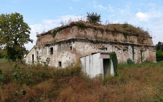 Une armurerie négligée de Mantoue, en Italie, va devenir une "Maison du souvenir" pour mettre en lumière l'histoire juive de la ville. (Giovanni Vigna/JTA) Une armurerie négligée de Mantoue, en Italie, va devenir une "Maison du souvenir" pour mettre en lumière l'histoire juive de la ville. (Giovanni Vigna/JTA)