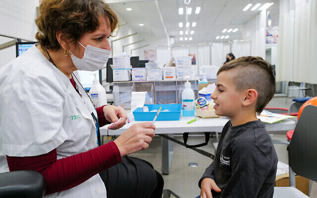 Un enfant reçoit un vaccin COVID-19, au centre de vaccination Clalit à Katzrin, sur les hauteurs du Golan, le 16 décembre 2021. (Michael Giladi/Flash90) Un enfant reçoit un vaccin COVID-19, au centre de vaccination Clalit à Katzrin, sur les hauteurs du Golan, le 16 décembre 2021. (Michael Giladi/Flash90)