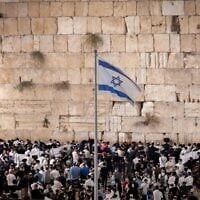 Des hommes juifs prient pour le pardon (Selichot), au Mur occidental dans la vieille ville de Jérusalem, le 5 septembre 2021, avant la prochaine fête juive de Rosh Hashanah (Nouvel An juif). (Yonatan Sindel/Flash90)