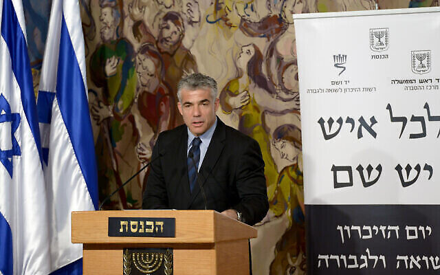 Le ministre des Finances de l'époque, Yair Lapid, lors de la cérémonie de lecture des noms des victimes de la Journée de commémoration des martyrs et héros de l'Holocauste à la Knesset, le 8 avril 2013. (GPO) Le ministre des Finances de l'époque, Yair Lapid, lors de la cérémonie de lecture des noms des victimes de la Journée de commémoration des martyrs et héros de l'Holocauste à la Knesset, le 8 avril 2013. (GPO)