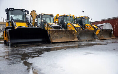 Le service d'entretien de la municipalité de Jérusalem prépare des tracteurs pour le déblaiement de la neige qui devrait tomber à Jérusalem, le 19 janvier 2022. (Yonatan Sindel/Flash90)