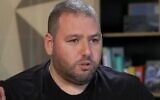 Le PDG du groupe NSO, Shalev Hulio, s'entretient avec Channel 12 News dans une interview diffusée le 29 janvier 2022. (Crédit : Capture d'écran/Channel 12)