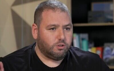 Le PDG du groupe NSO, Shalev Hulio, s'entretient avec Channel 12 News dans une interview diffusée le 29 janvier 2022. (Crédit : Capture d'écran/Channel 12)