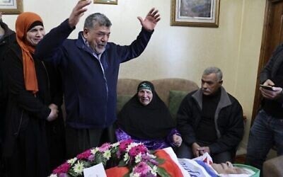 Des proches palestiniens pleurent pendant les funérailles d'Omar As'ad, 80 ans, qui a été retrouvé mort après avoir été arrêté et menotté lors d'un raid israélien, dans le village de Jiljilya en Cisjordanie, le 13 janvier 2022. (Photo de JAAFAR ASHTIYEH / AFP)