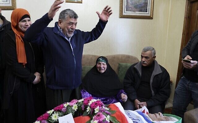 Des proches palestiniens pleurent pendant les funérailles d'Omar As'ad, 80 ans, qui a été retrouvé mort après avoir été arrêté et menotté lors d'un raid israélien, dans le village de Jiljilya en Cisjordanie, le 13 janvier 2022. (Photo de JAAFAR ASHTIYEH / AFP) Des proches palestiniens pleurent pendant les funérailles d'Omar As'ad, 80 ans, qui a été retrouvé mort après avoir été arrêté et menotté lors d'un raid israélien, dans le village de Jiljilya en Cisjordanie, le 13 janvier 2022. (Photo de JAAFAR ASHTIYEH / AFP)