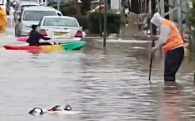 Capture d'écran de la vidéo d'une personne descendant en kayak une rue inondée à Petah Tikva, le 16 janvier 2022. (Crédit: Twitter) Capture d'écran de la vidéo d'une personne descendant en kayak une rue inondée à Petah Tikva, le 16 janvier 2022. (Crédit: Twitter)