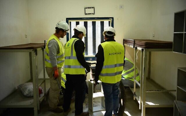 Les travaux de construction entrepris à la prison de Gilboa pour réparer les défaillances qui avaient entraîné une évasion spectaculaire, le 2 janvier 2022. (Crédit : Service israélien des prisons) Les travaux de construction entrepris à la prison de Gilboa pour réparer les défaillances qui avaient entraîné une évasion spectaculaire, le 2 janvier 2022. (Crédit : Service israélien des prisons)