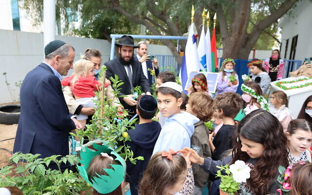 Le rabbin Levi Duchman et le consul général d'Israël à Dubaï Ilan Sztulman et des enfants lors d'un événement de plantation d'arbres à Tou Bichvat aux EAU. (Autorisation) Le rabbin Levi Duchman et le consul général d'Israël à Dubaï Ilan Sztulman et des enfants lors d'un événement de plantation d'arbres à Tou Bichvat aux EAU. (Autorisation)