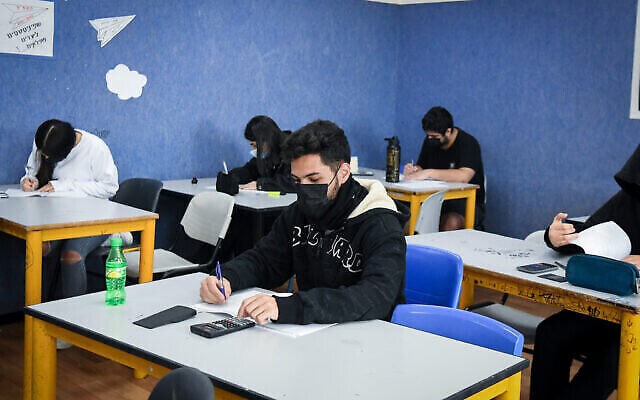 Des lycéens passent un examen de mathématiques dans une école de Yehud, le 20 janvier 2022. (Yossi Zeliger/Flash90) Des lycéens passent un examen de mathématiques dans une école de Yehud, le 20 janvier 2022. (Yossi Zeliger/Flash90)