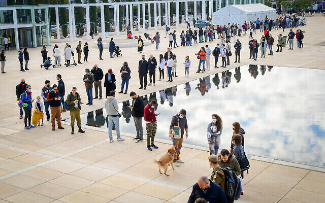 Des personnes font la queue pour subir un test de dépistage du coronavirus à Tel Aviv, le 4 janvier 2022 (Avshalom Sassoni/Flash90) Des personnes font la queue pour subir un test de dépistage du coronavirus à Tel Aviv, le 4 janvier 2022 (Avshalom Sassoni/Flash90)