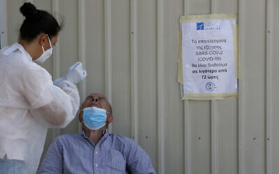 Un agent de santé effectue un test COVID-19 sur un habitant de Larnaca, une station balnéaire de la côte sud de Chypre, le 28 septembre 2020 (AP Photo/Petros Karadjias).