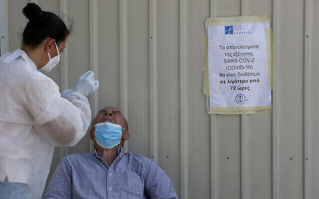 Un agent de santé effectue un test COVID-19 sur un habitant de Larnaca, une station balnéaire de la côte sud de Chypre, le 28 septembre 2020 (AP Photo/Petros Karadjias). Un agent de santé effectue un test COVID-19 sur un habitant de Larnaca, une station balnéaire de la côte sud de Chypre, le 28 septembre 2020 (AP Photo/Petros Karadjias).