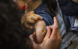 Illustration -- Un enfant reçoit une dose du vaccin COVID-19 à Jérusalem le 21 décembre 2021 (Olivier Fitoussi/Flash90)